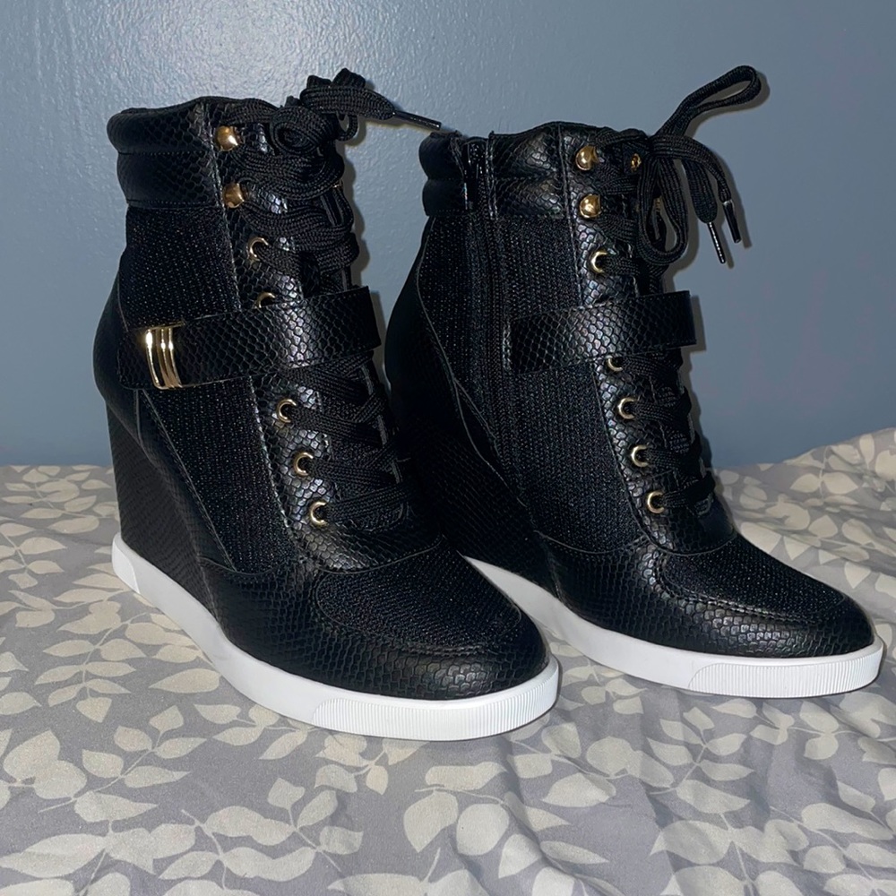 JUSTFAB Black Heel Sneakers. Size 9 in womens. NEVER BEEN WORN.